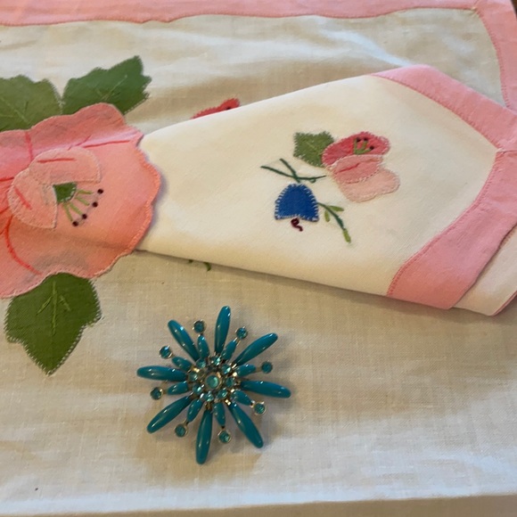 v i n t a g e ::
 flower pin - Picture 3 of 3